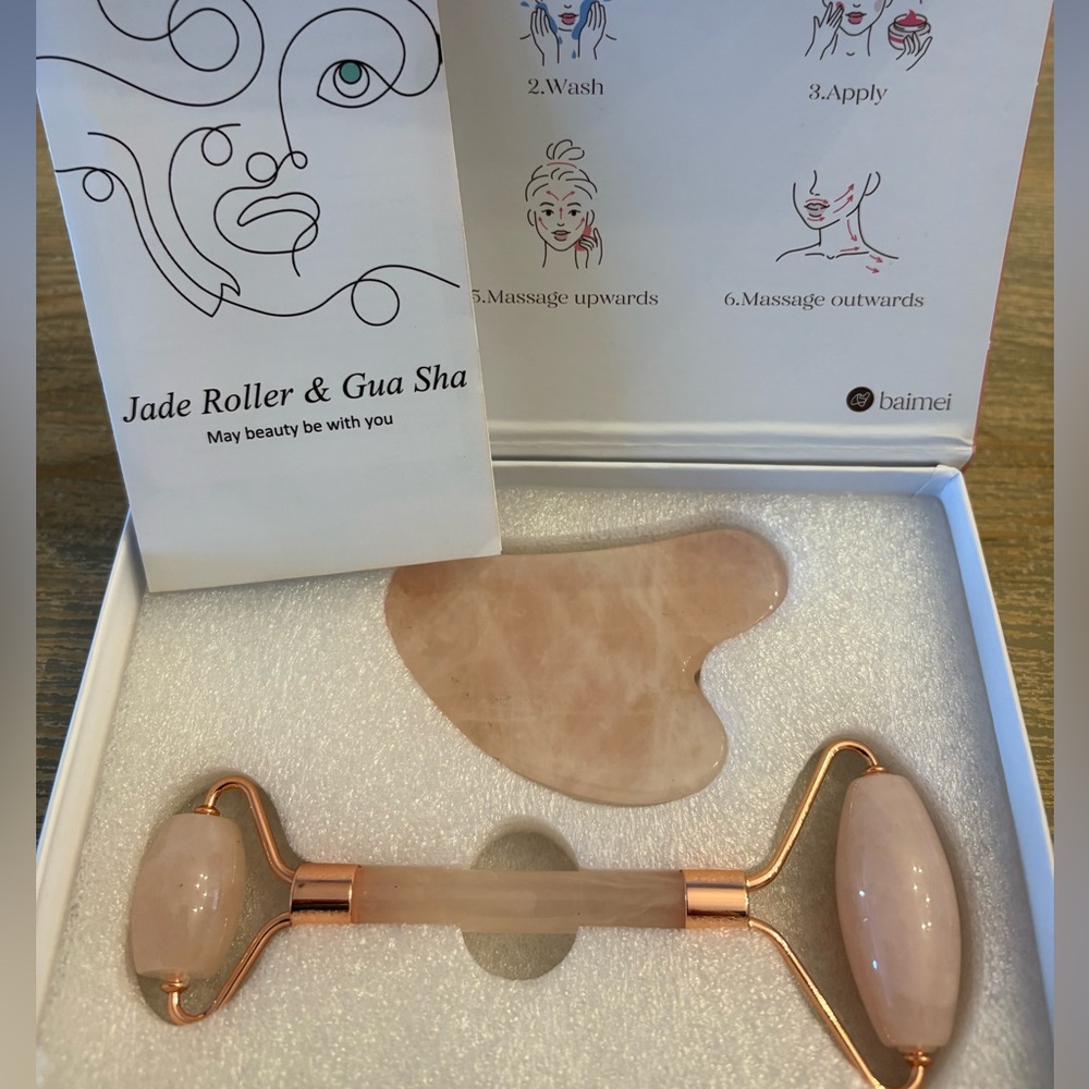 New Baimei Dore Rose Quartz Jade Roller and Gua Sha Set Rose Gold